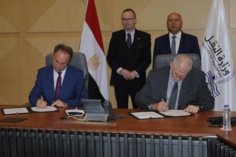 مصر.. توقيع عقد تحديث وعمرة وإعادة تأهيل 280