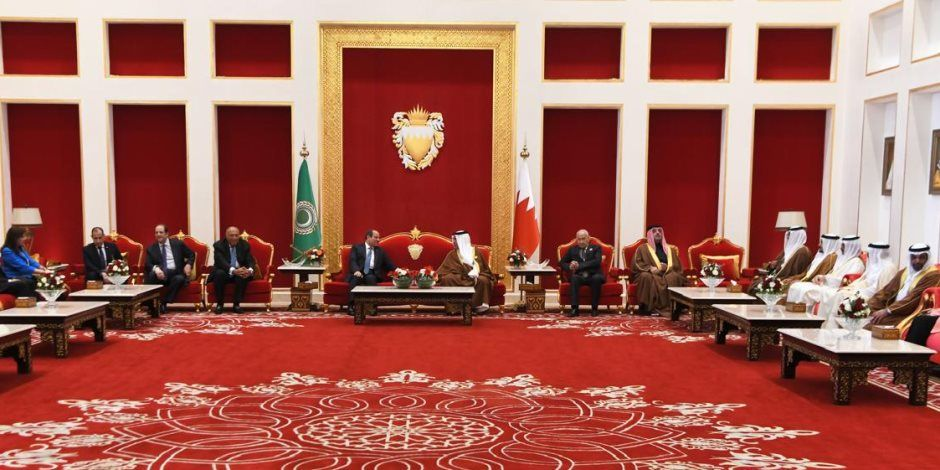 الرئيس السيسى يصل البحرين ويلتقى الملك حمد بن